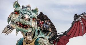 a group of people on a dragon boat ride at L entre deux in Sangatte