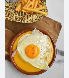 a fried egg on a plate next to french fries at L entre deux in Sangatte