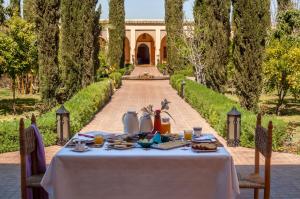 un tavolo con un piatto di cibo sopra di Riad Sougtani a Marrakech