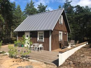 福勒Fårö house的带露台和桌子的小房子