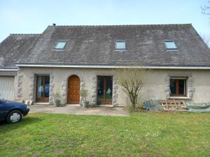 una casa con un coche aparcado delante en Maison familiale dans le golfe du Morbihan, en Saint-Avé