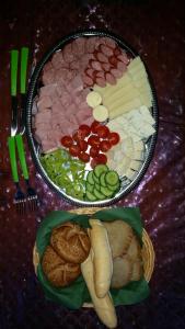 einen Tisch mit einem Tablett mit Fleisch und Käse in der Unterkunft U Anny in Háj ve Slezsku