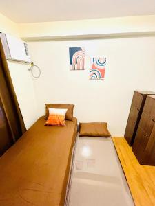 Cette petite chambre comprend un lit et une armoire. dans l'établissement Seawind Damosa Condominium, à Davao