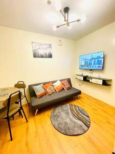 un salon avec un canapé et une table dans l'établissement Seawind Damosa Condominium, à Davao