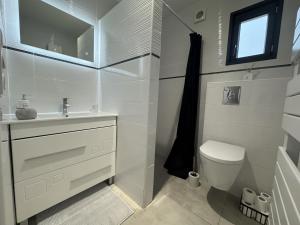 RuaudinにあるLe Refuge - Confort - 5 pers - Rêve au Mansの洗面台とトイレを備えた白いバスルーム