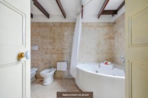 レッチェにあるCastriota 19 Room & Apartment - Lecce Selectionのバスタブとトイレ付きのバスルーム +31枚の写真