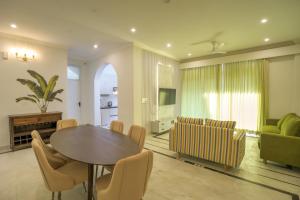 Posezení v ubytování 2BHK Luxury Apartment Near Phase 1 Metro Station Gurgaon