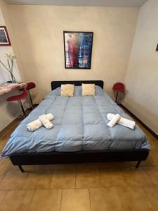 un letto in una stanza con due asciugamani di Limone central suite Mountain View a Limone Piemonte