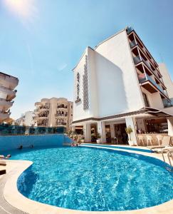 Bazén v ubytování Aurasia Design Hotel nebo v jeho okolí