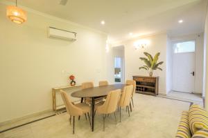 Posezení v ubytování 2BHK Luxury Apartment Near Phase 1 Metro Station Gurgaon