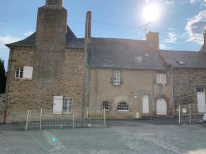 an old brick building with a chimney on it at L'Attic, appartement au cœur de Cancale in Cancale