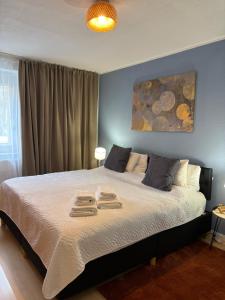 ein Schlafzimmer mit einem Bett mit zwei Handtüchern darauf in der Unterkunft Ferienwohnung Lechfeld in Untermeitingen