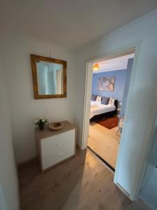 Ein Bett oder Betten in einem Zimmer der Unterkunft Ferienwohnung Lechfeld