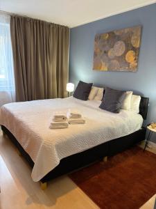 ein Schlafzimmer mit einem Bett mit zwei Handtüchern darauf in der Unterkunft Ferienwohnung Lechfeld in Untermeitingen