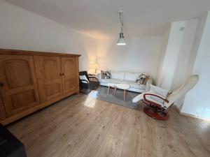 Ein Sitzbereich in der Unterkunft Ferienwohnung Lechfeld
