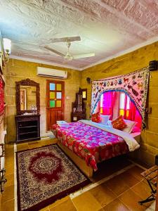 Postel nebo postele na pokoji v ubytování Shahi Palace Hotel Jaisalmer