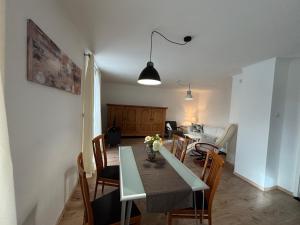 Ein Sitzbereich in der Unterkunft Ferienwohnung Lechfeld