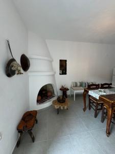 TV a/nebo společenská místnost v ubytování Sykano Espace, Skyros Island