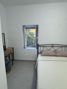 Postel nebo postele na pokoji v ubytování Sykano Espace, Skyros Island