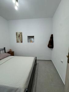 Postel nebo postele na pokoji v ubytování Sykano Espace, Skyros Island