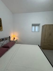 Postel nebo postele na pokoji v ubytování Sykano Espace, Skyros Island