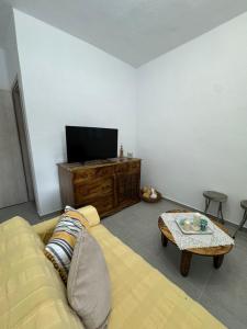 TV a/nebo společenská místnost v ubytování Sykano Espace, Skyros Island