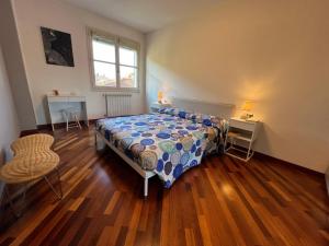 ein Schlafzimmer mit einem Bett und einem Tisch und einem Fenster in der Unterkunft Giotto in Verbania