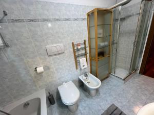ein Badezimmer mit Toilette, Waschbecken und Dusche in der Unterkunft Giotto in Verbania + 18 Fotos