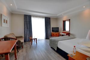 Postel nebo postele na pokoji v ubytování Courtyard Hotel Gqeberha