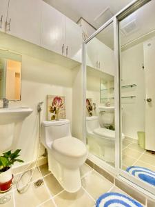 une salle de bain avec toilettes et douche dans l'établissement Avida Towers near Marco Polo And Roxas Market, à Davao