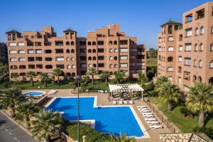 eine Luftaufnahme eines Resorts mit Swimmingpool in der Unterkunft Playa Verde PLUS by Ĥ - Playa Punta del Moral PPHV58P39 in Punta del moral
