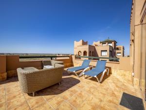 eine Terrasse mit zwei Stühlen und Stühle auf einem Dach in der Unterkunft Playa Verde PLUS by Ĥ - Playa Punta del Moral PPHV58P39 in Punta del moral