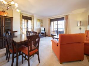 ein Wohnzimmer mit Esstisch und Couch in der Unterkunft Playa Verde PLUS by Ĥ - Playa Punta del Moral PPHV58P39 in Punta del moral