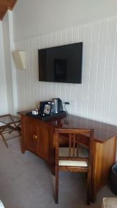 Una televisión o centro de entretenimiento en Los Cauquenes Resort + Spa + Experiences