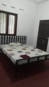 a bed in a room with at EECS Transit - Village stay in Katunayake