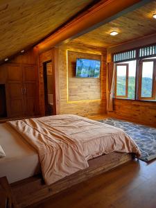 Postel nebo postele na pokoji v ubytování Bagas Luxury Camp Telaga Menjer
