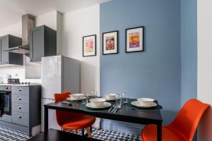een eetkamer met een tafel en vier stoelen bij Modern 4-Bed Home Sleeps 6 in Stockton-on-Tees