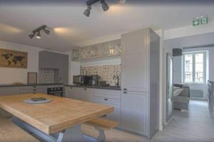 Køkken eller tekøkken på La maison d'Eden - WEEKEND / HOLIDAY - WIFI / TV