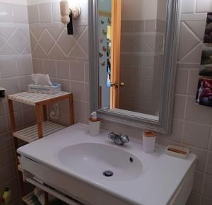 圣安娜Studio avec kitchenette à deux pas de la mer的带水槽和镜子的浴室