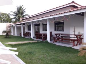 a white house with a picnic table on the lawn at Casa dos Maias in Valença