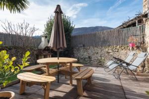 Nespecifikovaný výhled na hory nebo výhled na hory při pohledu z prázdninového domu