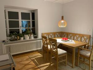 a dining room with a table with a cake on it at Zuhause auf Zeit Sankt Ingbert in Sankt Ingbert