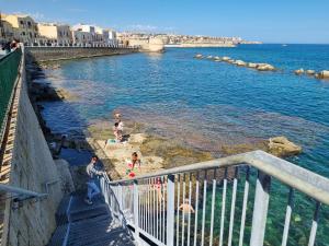 シラクーサにあるSalve Vista Mareの水辺の人々 +10枚の写真