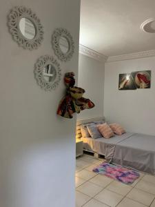 1 dormitorio con cama y espejos en la pared en Lumena résidence, en Abiyán