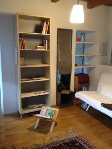 a room with a book shelf with books at La Corte del Noce in Zanica