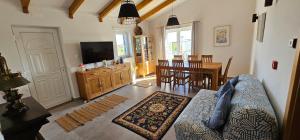 un soggiorno con divano e sala da pranzo di Quinta da Bornacha - Casa A a Vila Nova de Cacela
