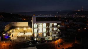 Το κτήριο όπου στεγάζεται  το ξενοδοχείο διαμερισμάτων