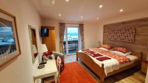 una camera da letto con un letto, una scrivania e una finestra di Haus Hepi a Obertraun