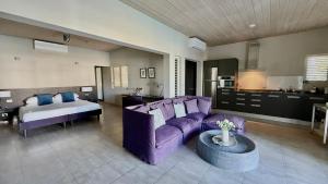 Ένα ή περισσότερα κρεβάτια σε δωμάτιο στο Stunning Waterfront Suite, Antigua English Harbour