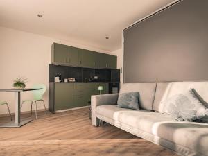 赛尼厄莱吉耶La Clef des Franches的客厅里有一张沙发和一张桌子。